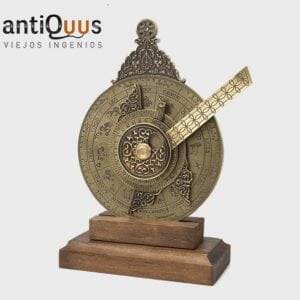 Este instrumento medieval “horologium nocturnum” o nocturlabio, es un instrumento medieval que sirve para averiguar las horas nocturnas sirviéndose de las estrellas fijas del firmamento