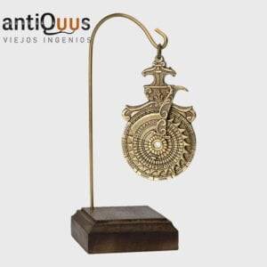 El nocturlabio miniatura es un instrumento astronómico que se utilizó durante los siglos XVI y XVII. Se usaba para averiguar la hora durante la noche