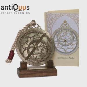El astrolabio árabe que Antiquus reproduce es una recreación del fabricado por Muhammad Muqin Lahore en 1643 y que se conserva en el Museo de la Ciencia de Oxford