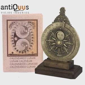 Este calendario lunar y de mareas es un  instrumento de doble uso está inspirado en los fabricados en los siglos XVII y XVIII.