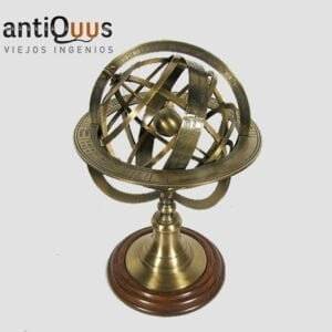 Preciosa reproducción del siglo XVI  de una esfera armilar de latón  que fabricaba Tycho de Brahe en el siglo XVI.