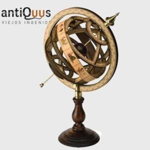 La esfera armilar es un antiguo instrumento empleado hasta el año 1600 que servía para determinar las coordenadas celestes de los astros. Se cree que fue inventada hacia el año 255 a.C. por el astrónomo griego Erastótenes.