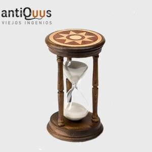 Este modelo es un  reloj de arena marquetería clásico de los usados en el siglo XVI en salones,gabinetes,monasterios y otros lugares oficiales.