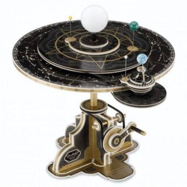 Presentamos este kit de montaje del planetario de Copérnico. Un planetario es un modelo mecánico del Sistema Solar que ilustra o predice las posiciones y movimientos relativos de los planetas y lunas , generalmente según el modelo heliocéntrico. 