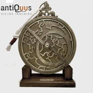 Etimológicamente, astrolabio proviene del griego “astron” que significa astro, y “lambano”  que significa alcanzar, buscar, es decir,  astrolabio significa: buscador de astros. Podría considerársele la joya matemática de la astronomía.