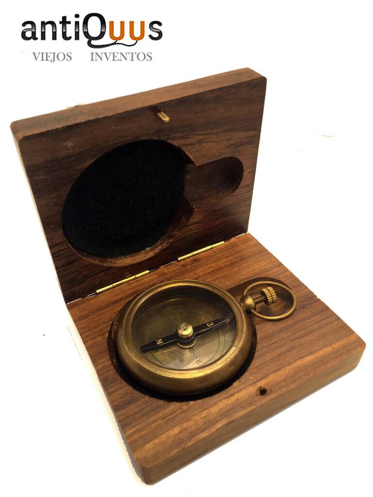 Epstein fue un conocido fabricante de brújulas y otros objetos de navegación en el siglo XIX. Sus instrumentos se caracterizaban por su dureza , resistencia y  fiabilidad.