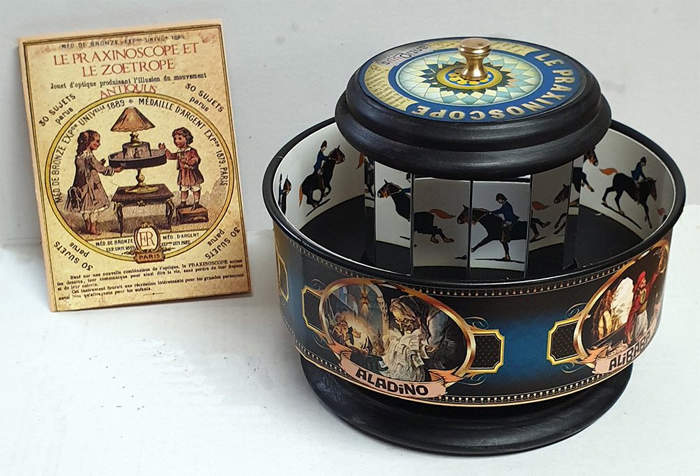 Reynaud dio a su invento el nombre de praxinoscopio, lo presentó en 1877 en la Academia de Ciencias de Francia y lo comercializó inmediatamente como “un juguete de óptica que produce la ilusión del movimiento”